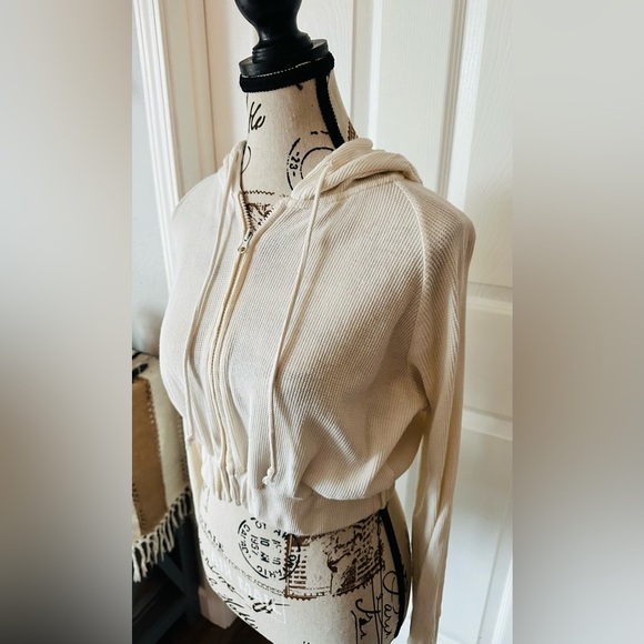 Ribbed Cropped Zip-up Hoodie - Picture 2 of 10